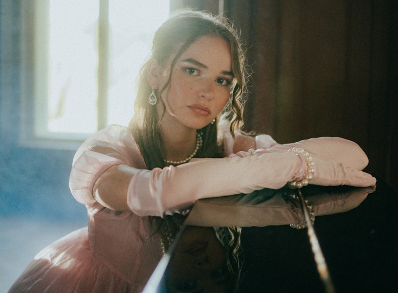 Julia Meladin – Perlen um den Hals